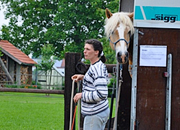 Wiebke mit Devil vorm Hänger quer